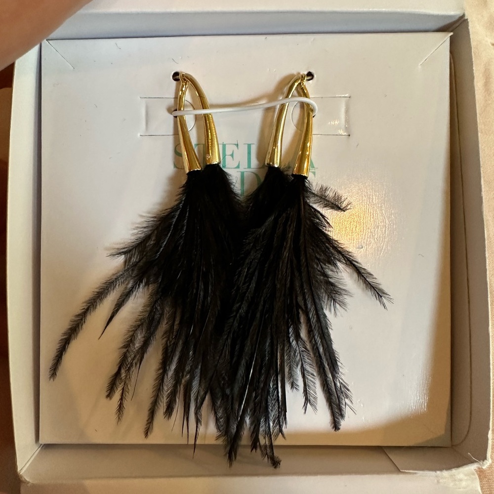 New in Box Rare Stella and Dot Feather Earrings Black